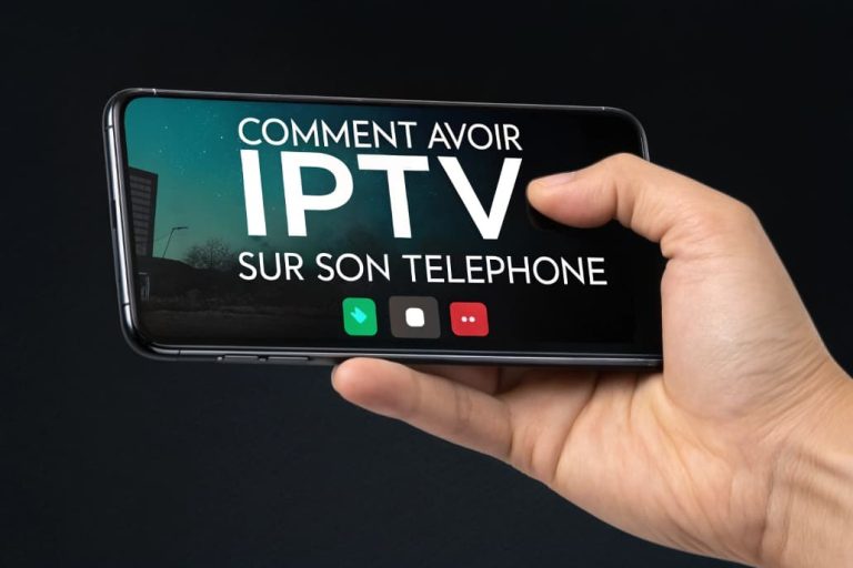 Smartphone affichant le titre Comment avoir IPTV sur son téléphone, avec une application IPTV ouverte en arrière-plan.